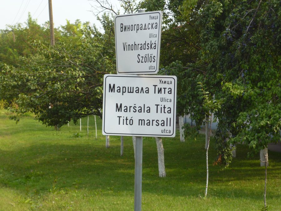 File:Street name sign, Marshall Tito Street, in Serbian, Slovak, and Hungarian languages, in Belo Blato, part of Zrenjanin, Vojvodina, Serbia.JPG
