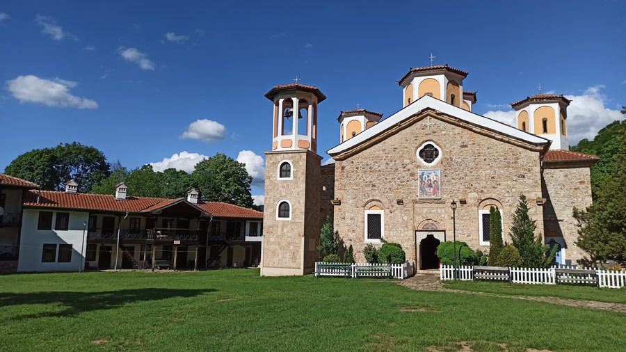 File:Etropole monastery 1.jpg