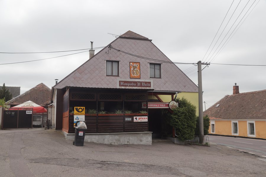 File:Overview of pub and post office in Třebelovice, Třebíč District.jpg