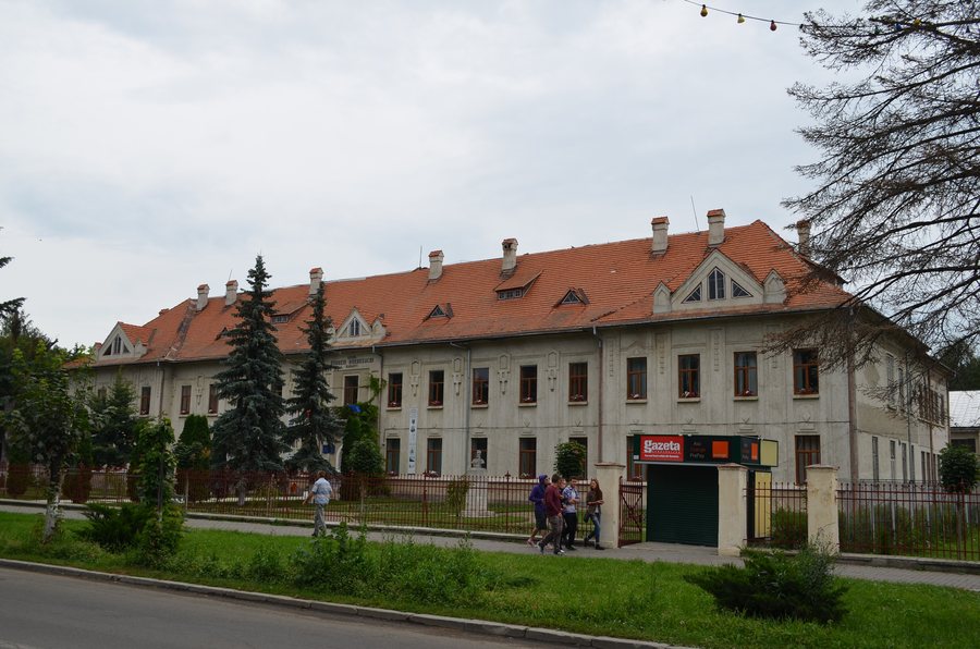 File:Colegiul Național Eudoxiu Hurmuzachi, Rădăuți.JPG