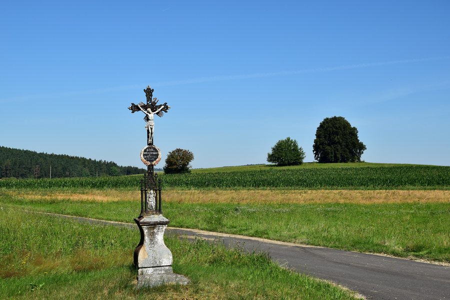 File:Psárov 2020-07-31 Kříž u rozcestí.jpg