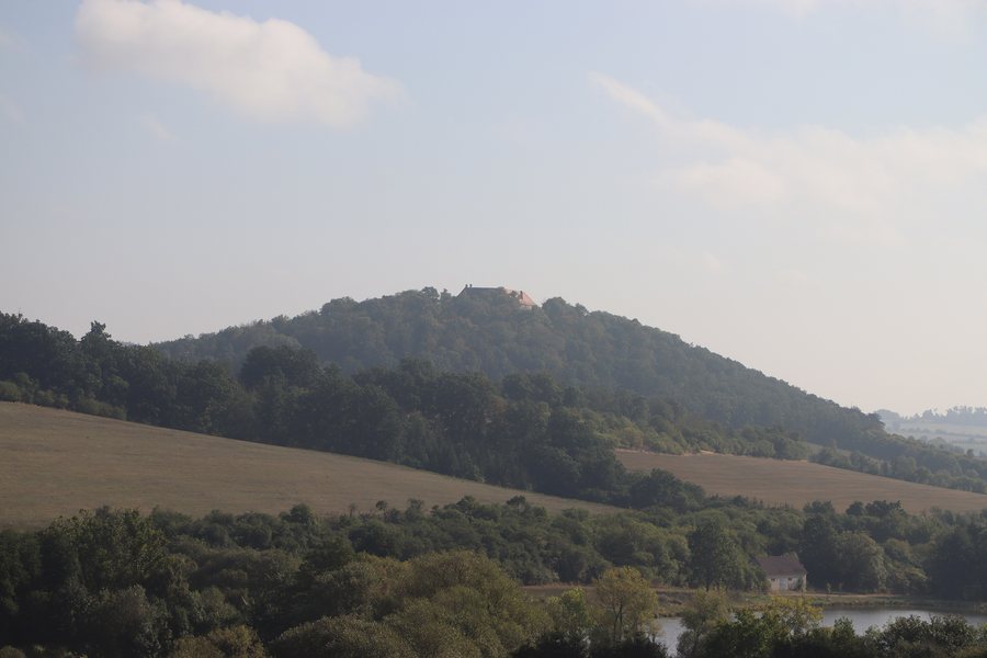 File:Overview of Sádek hill in Čáslavice, Třebíč District.jpg