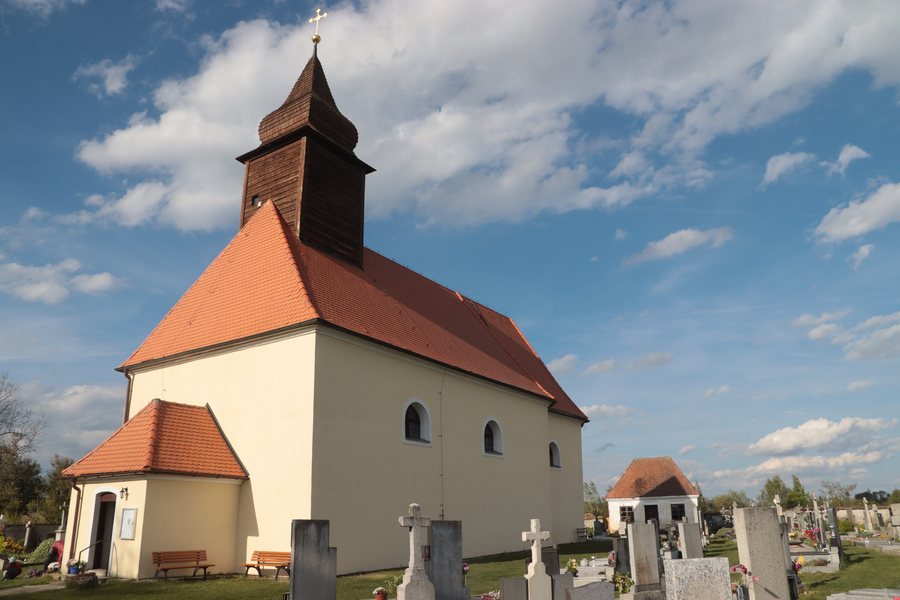 File:Overview 2 of church of Saint James the Greater in Jakubov u Moravských Budějovic, Třebíč District.jpg