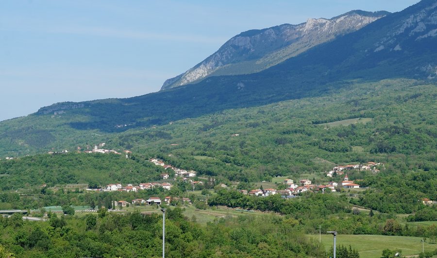 File:Skrilje in Kamnje iz Vipavskega Križa.jpg