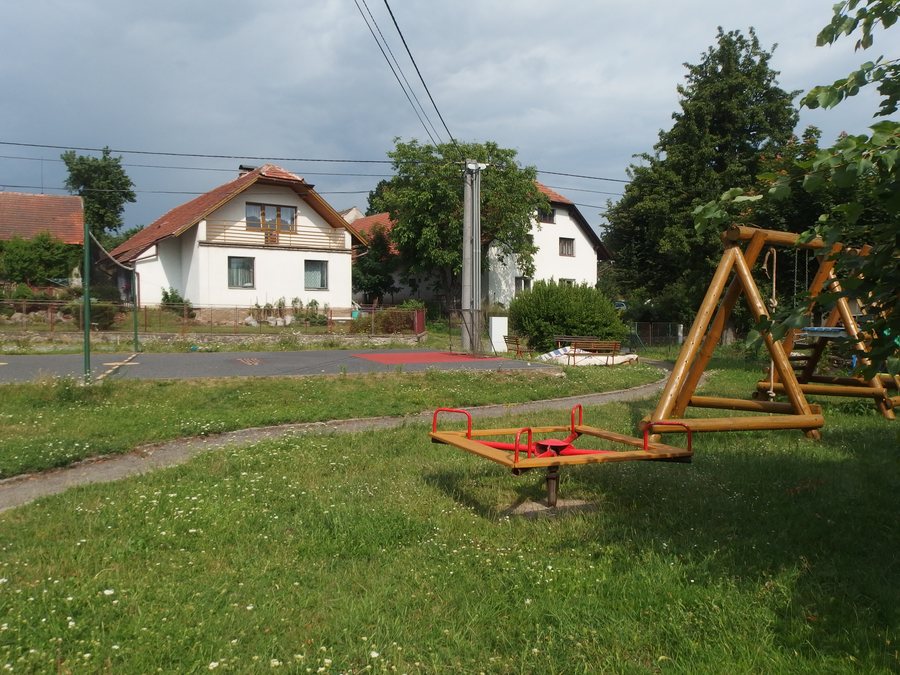 File:Kundratice (Rozsochy), dětské hřiště.jpg