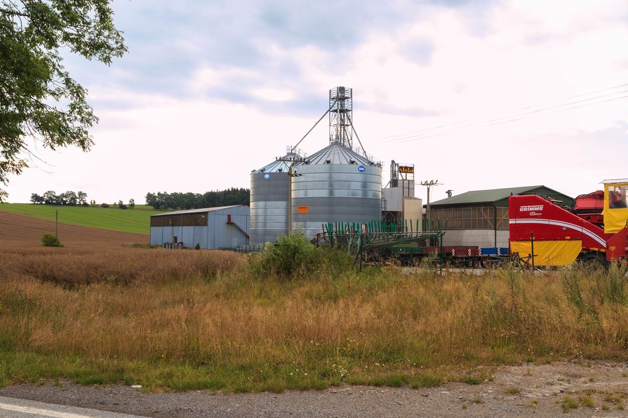 File:Sedletín farma 01.jpg