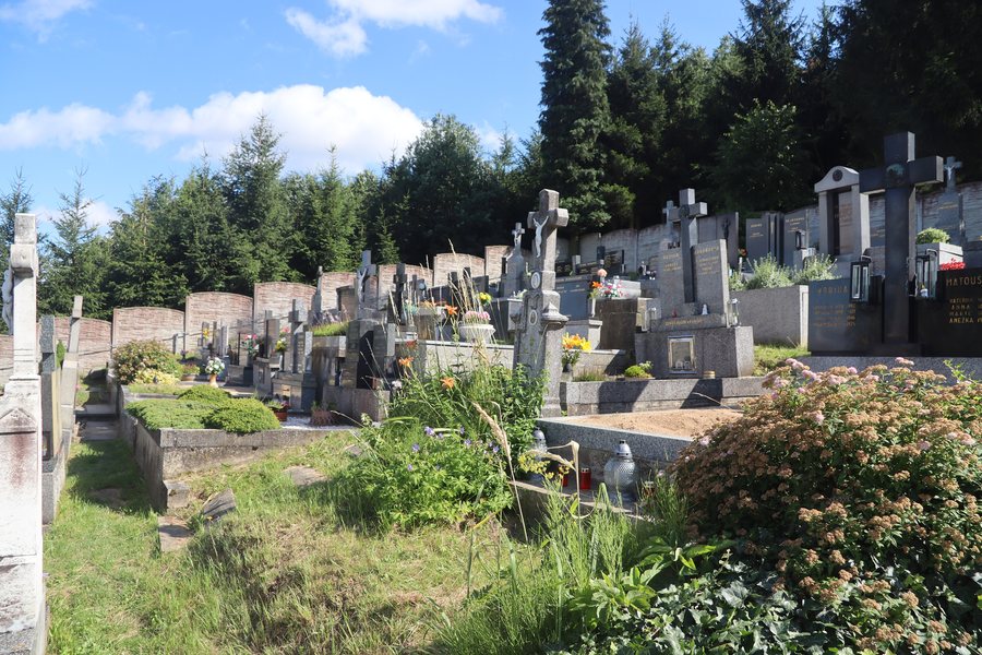 File:Overview 2 of graves at cemetery in Pyšel, Třebíč District.jpg