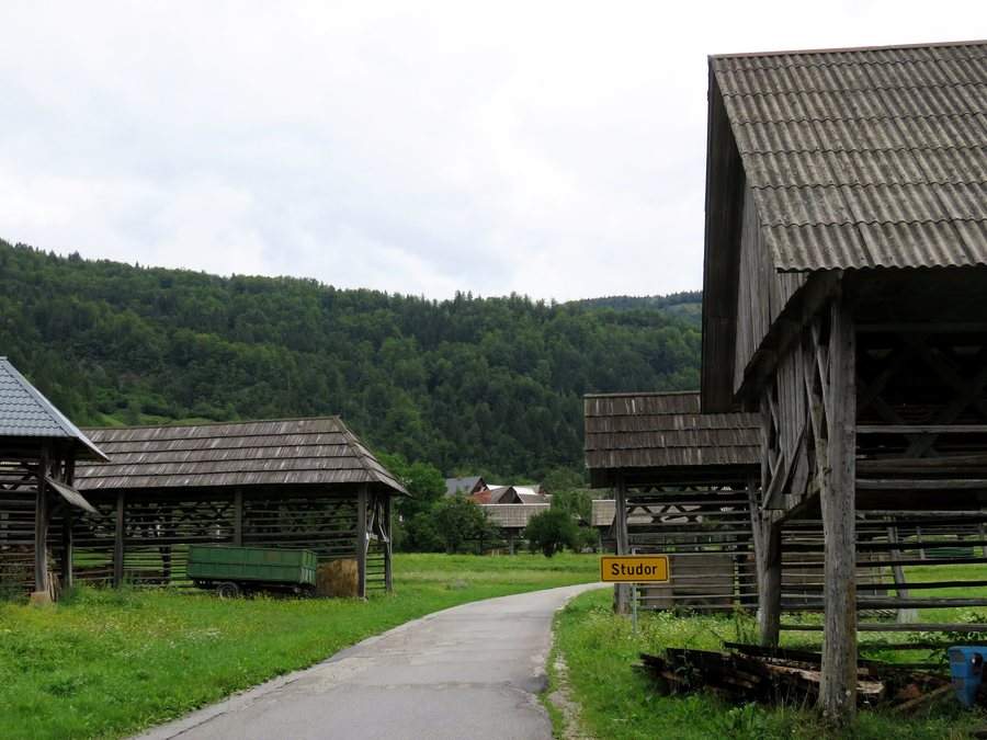 File:Studor v Bohinju Slovenia - hayracks 1.jpg