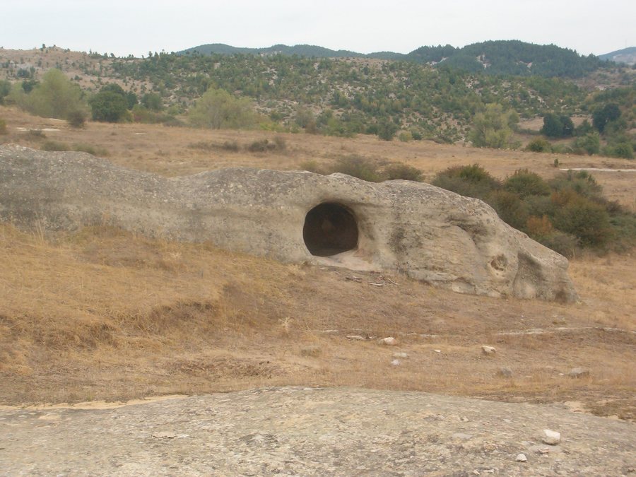 File:Old tracian tomb near village Benkovski, Bulgaria.jpg