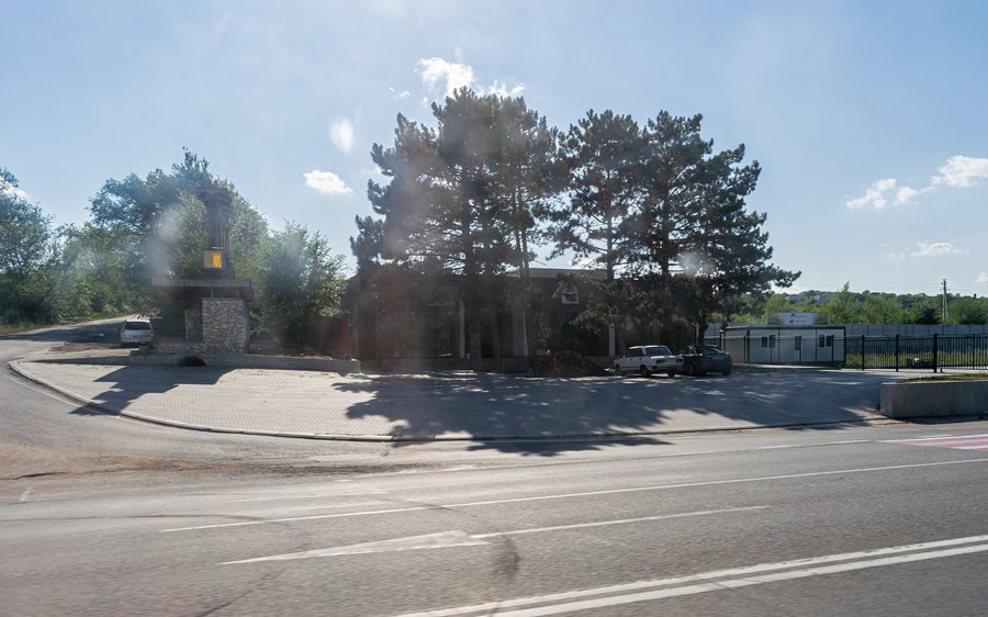 File:Bus Stop, Romanesti, Straseni Region, Republic of Moldova.jpg