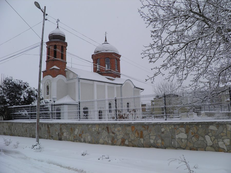 File:Church in Polski Trambesh.jpg
