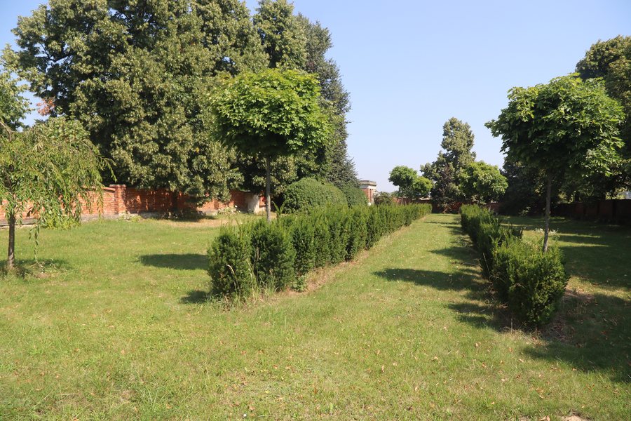 File:Overview of protestant cemetery in Myslibořice, Třebíč District.jpg