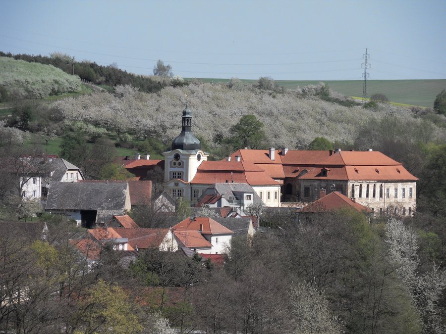 File:Nebilovy - pohled od severozapadu 02.JPG