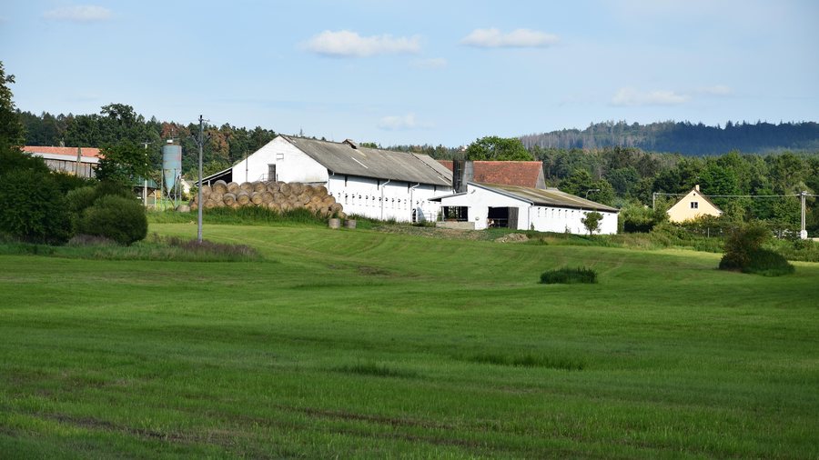 File:Dlouhá Lhota 2020-07-26 Zemědělský areál.jpg