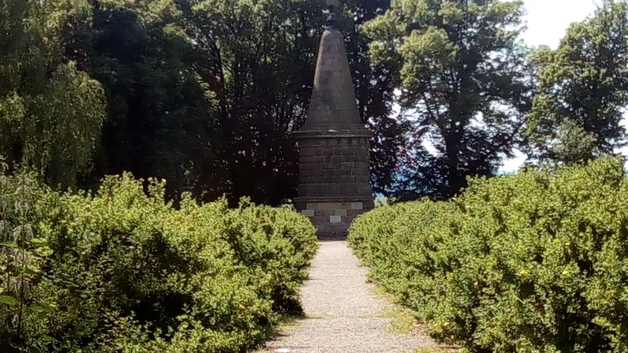 File:Žižkova mohyla (Žižkovo pole).jpg