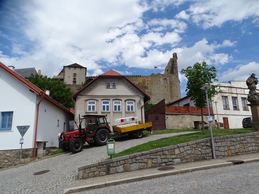 File:Lipnice nad Sázavou čp. 10, hrad, traktor.jpg