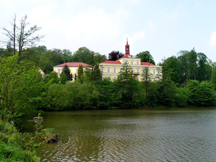 File:Rozsochatec, castle.jpg