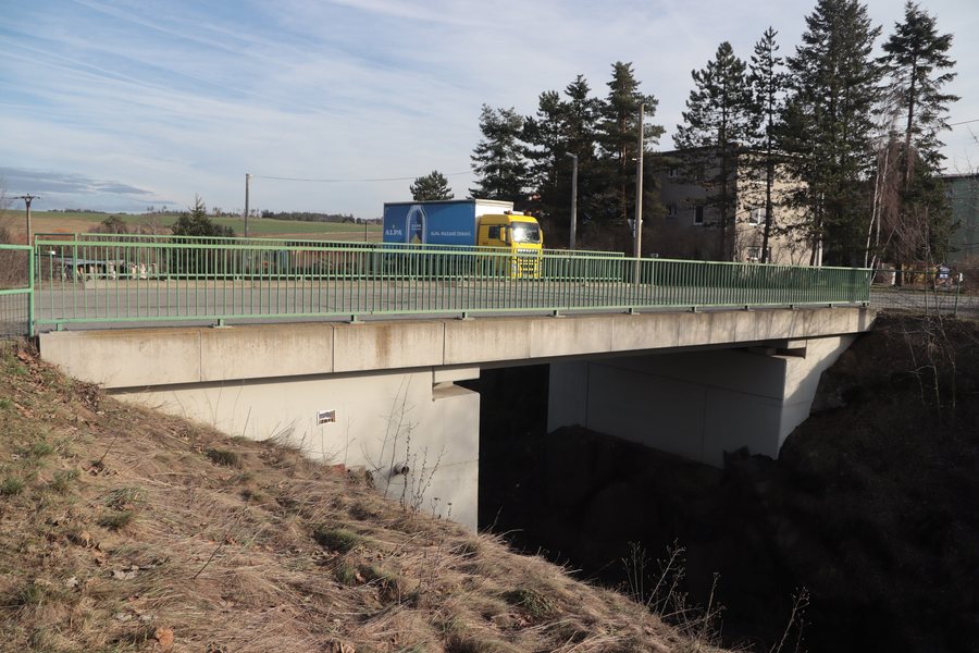 File:Overview of bridge over railroad in Vladislav, Třebíč District.jpg