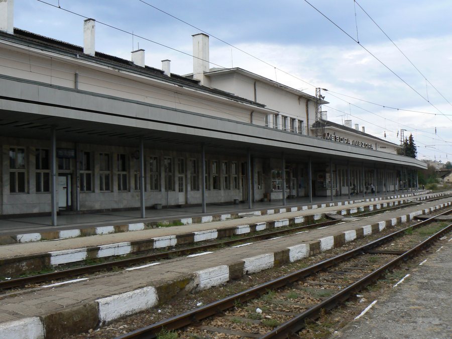 File:Mezdra-Railway-station.jpg