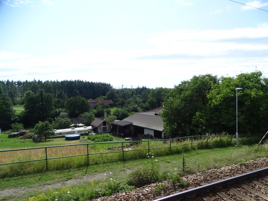 File:Nová Ves u Leštiny čp. 26, z vlaku.jpg