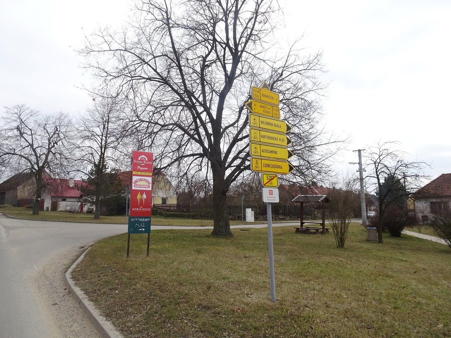 File:Hartvíkovice, cyklistické značení.jpg