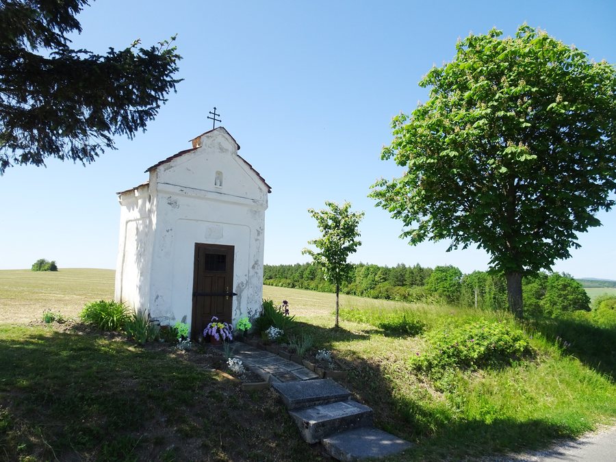 File:Nezdenice, kaple u silnice do Bánova (2).jpg