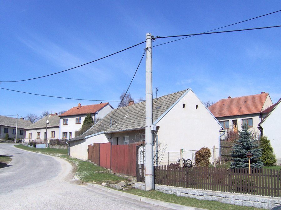 File:Skřinářov, domy.jpg