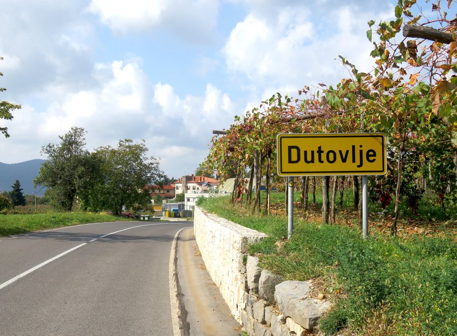 File:Dutovlje Slovenia 2.jpg