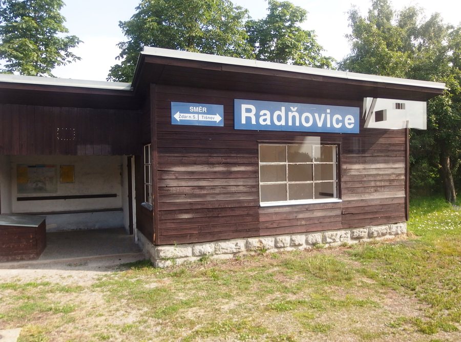 File:Radňovice, železniční zastávka.jpg