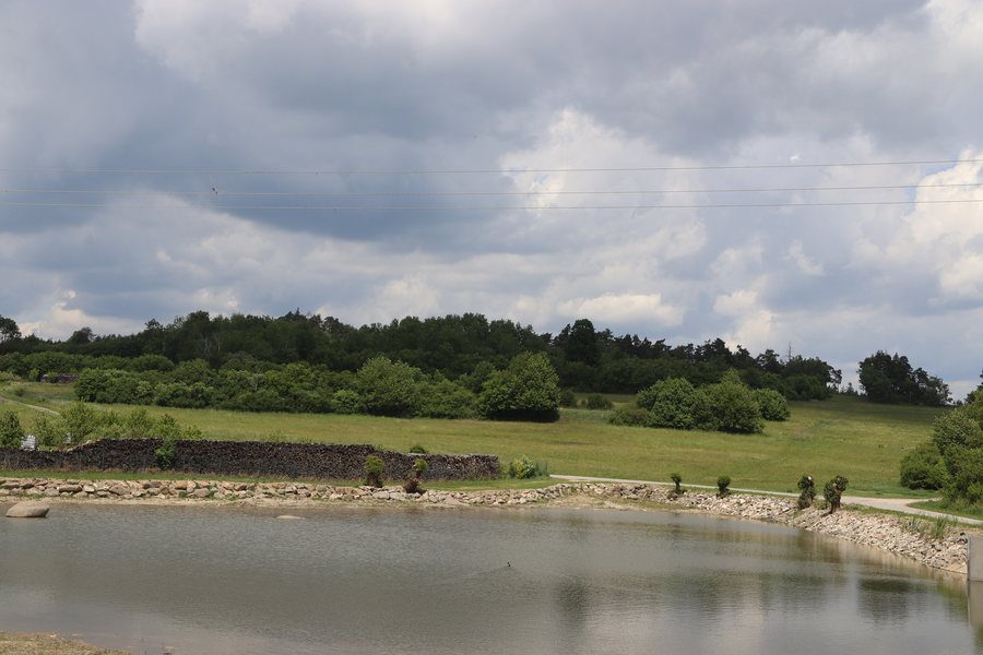 File:Overview of hill Strážnice near Horní Heřmanice, Třebíč District.jpg