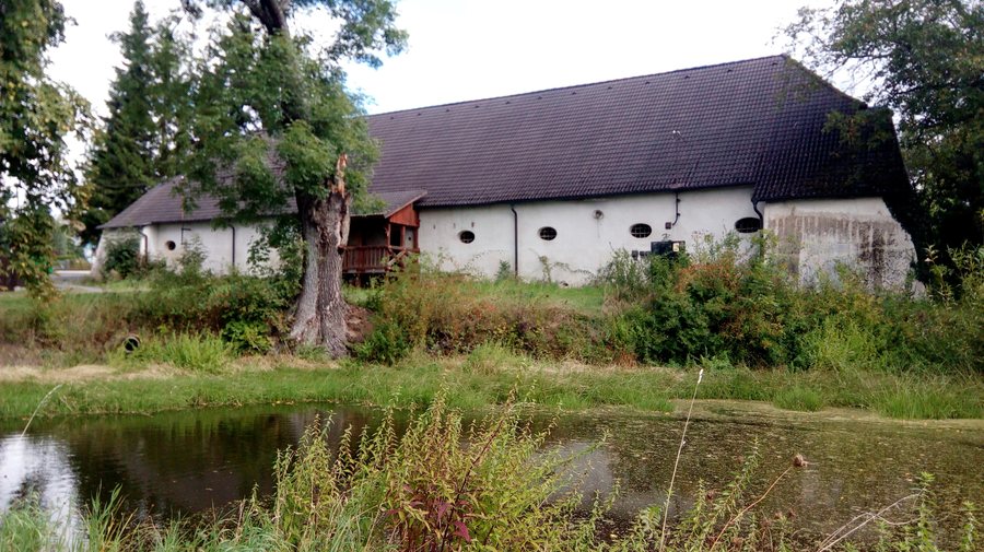 File:Choustník, granary 01.jpg