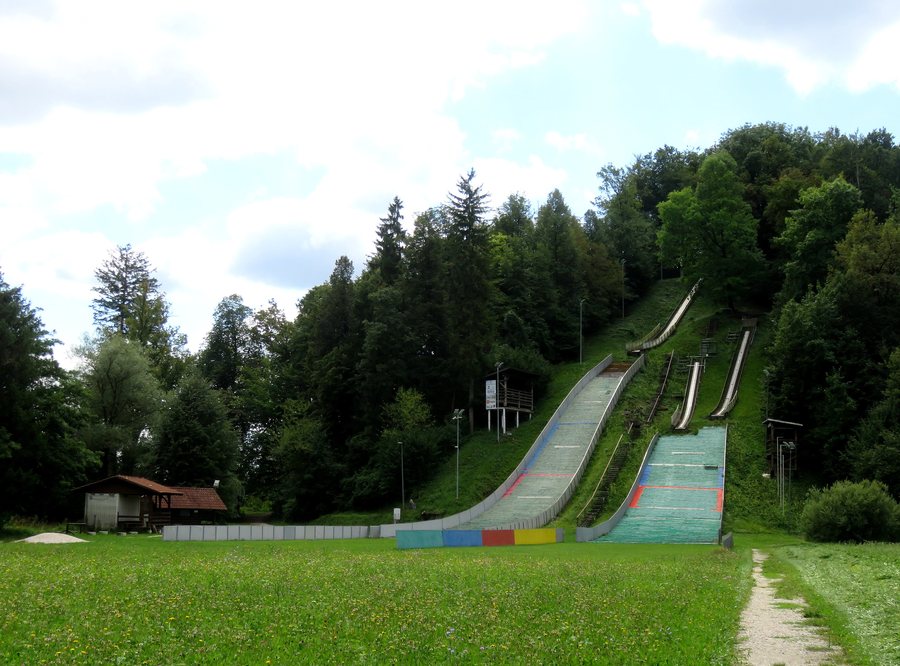 File:Mengeš Slovenia - ski jump.jpg