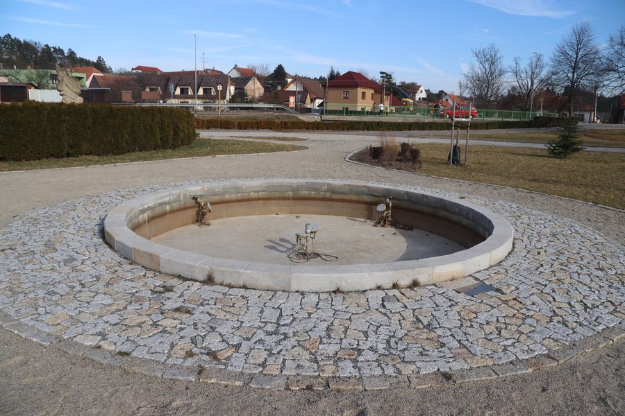 File:Overview of fountain in Trnava, Třebíč District.jpg