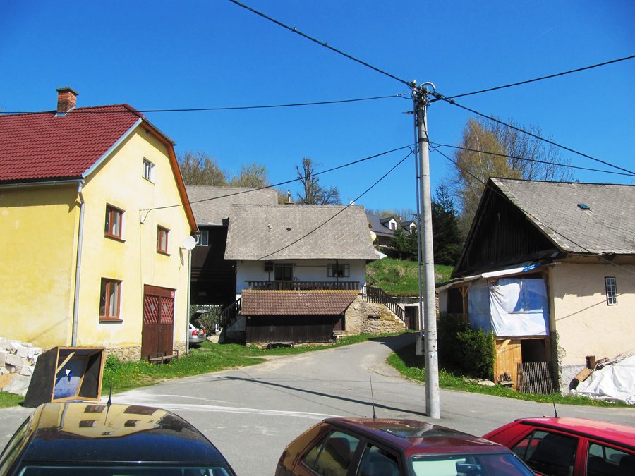 File:Hluboké (Dalečín), Mirkovo náměstí.jpg