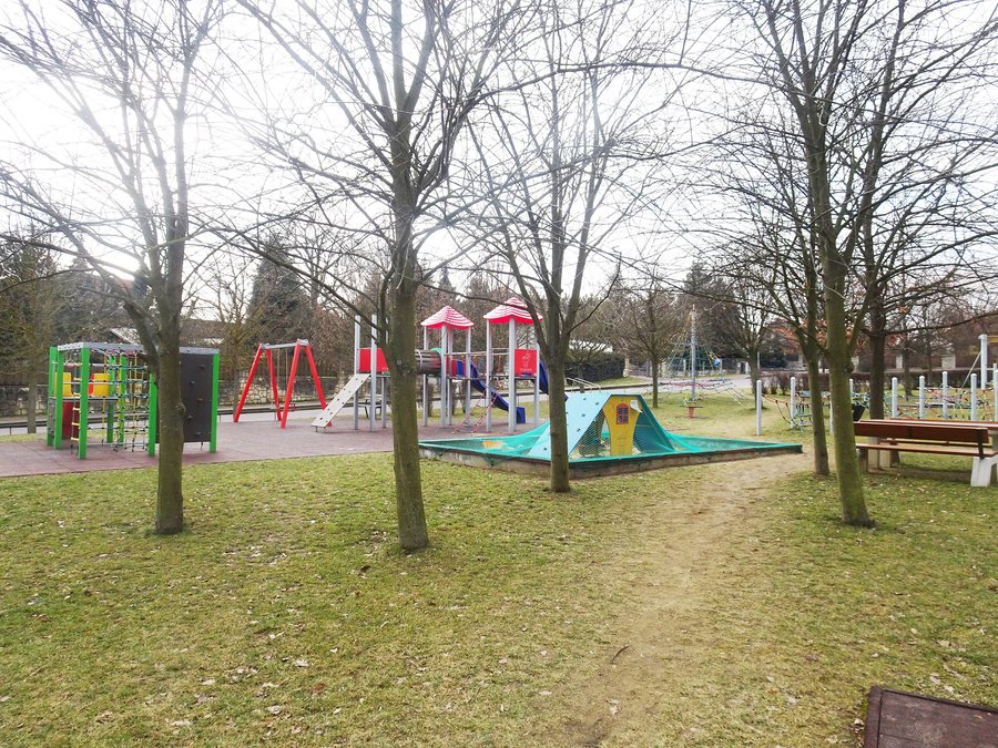 File:Valeč (TR), dětské hřiště.jpg