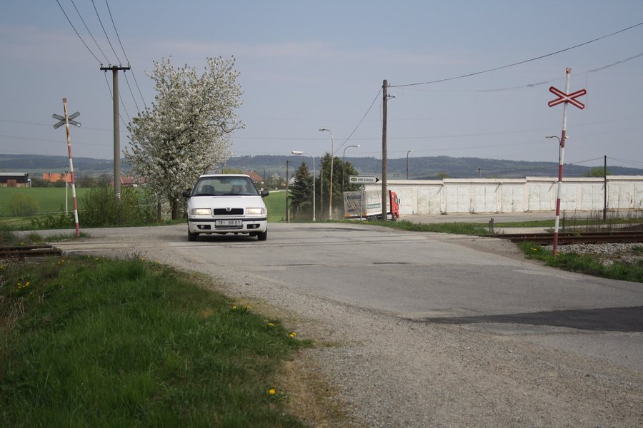 File:Level unprotected crossing with car near Krahulov, Třebíč District.jpg
