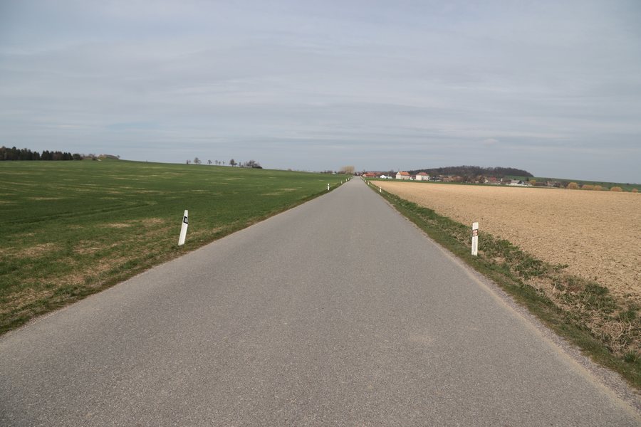 File:Overview 2 of road III 41019 near Menhartice, Třebíč District.jpg