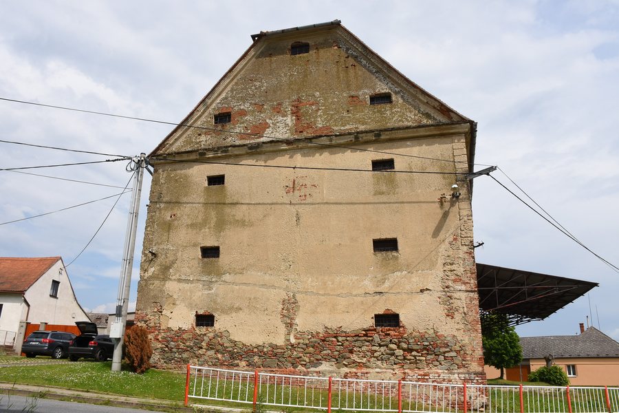 File:Dalešice(okrTřebíč)-sýpka2016.jpg