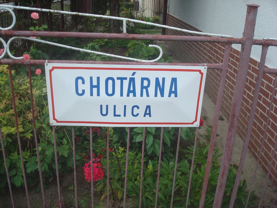 File:Chotárna street sign, Jarovce, Bratislava.jpg