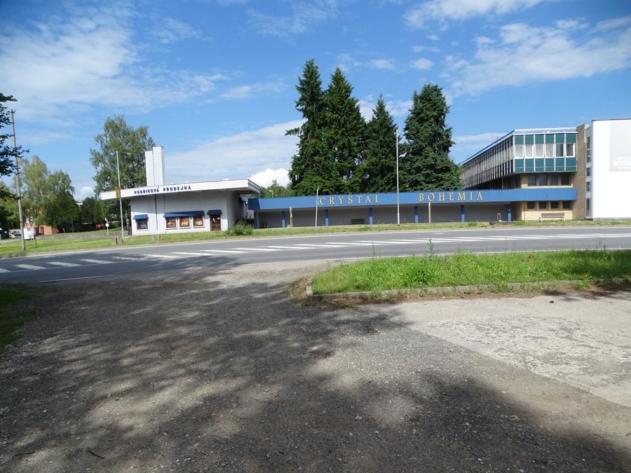 File:Světlá nad Sázavou, Bohemia Crystal, autobusová zastávka (01).jpg