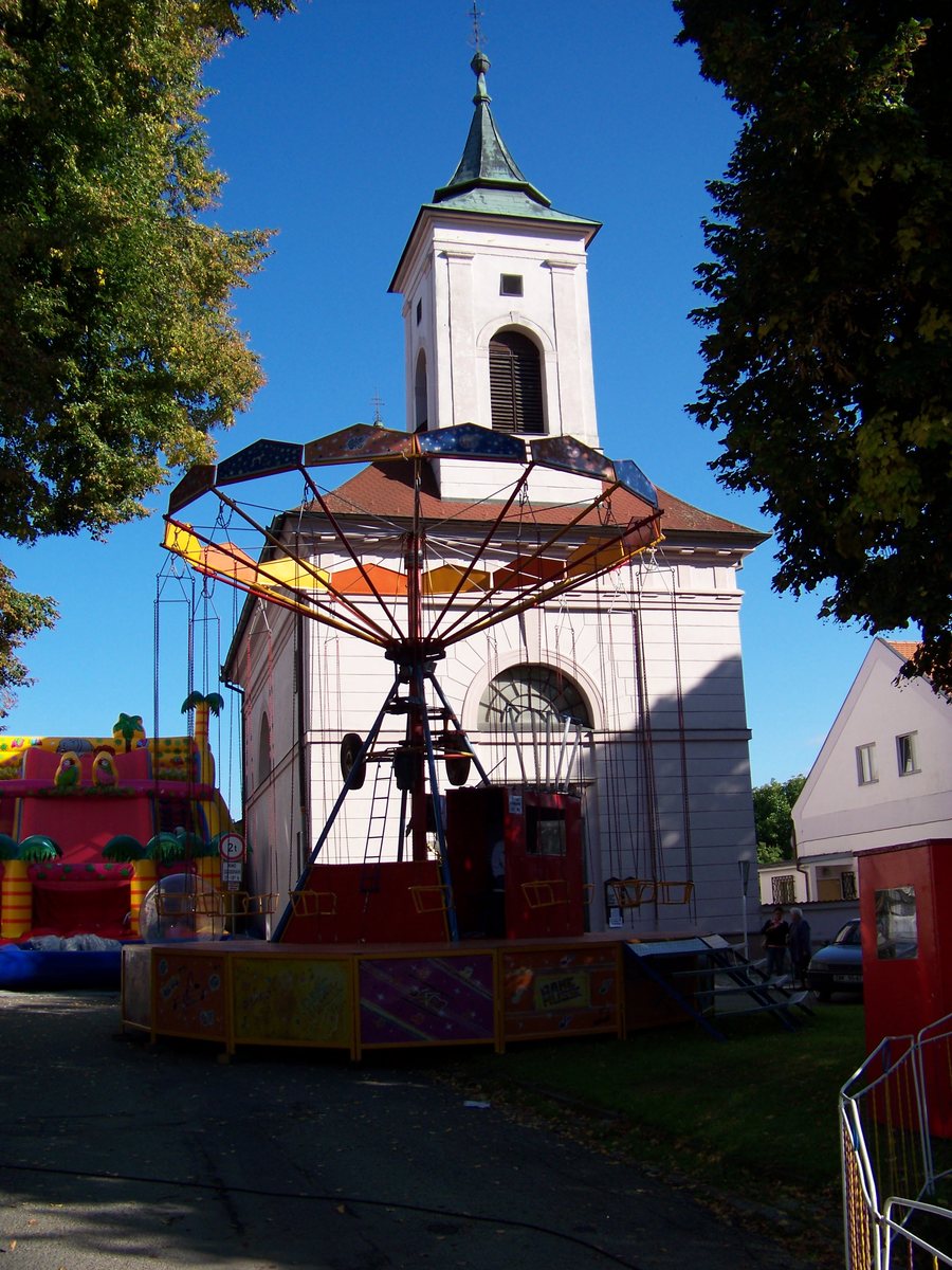 File:Sezimovo Ústí, kostel a kolotoč.jpg