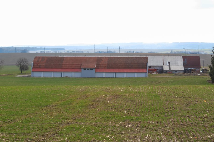 File:Bílý Újezd - farma.jpg