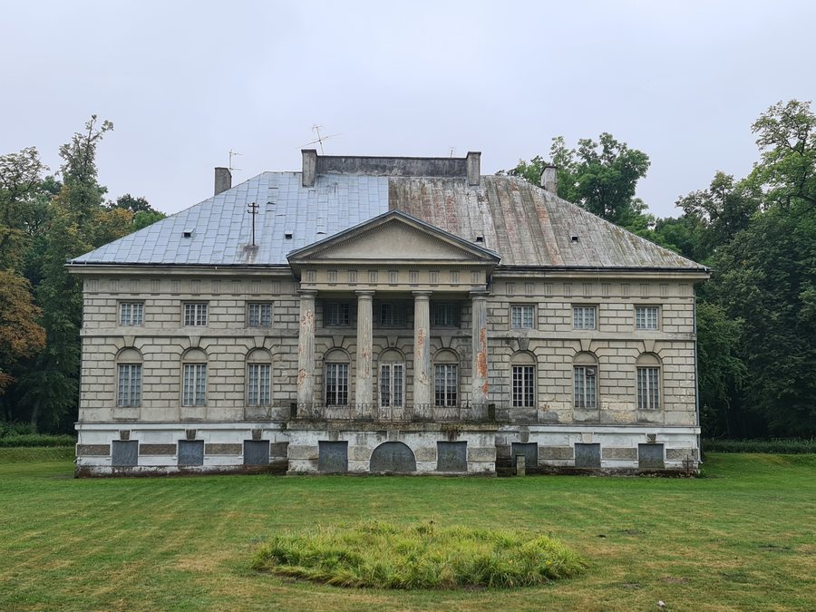 Palace in Młochów - front view 1
