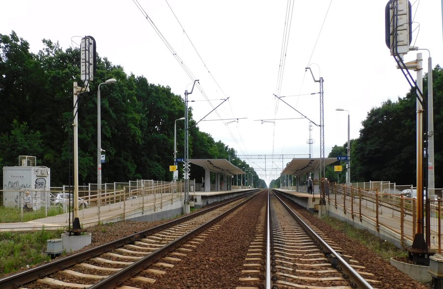 File:Stacja zalesie górne.jpg