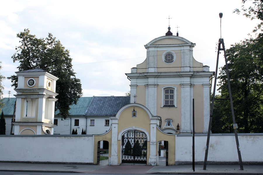 File:Zespół klasztorny reformatów, kościół par. pw. Ofiarowania NMP i dzwonnica, Siennica, KK.JPG