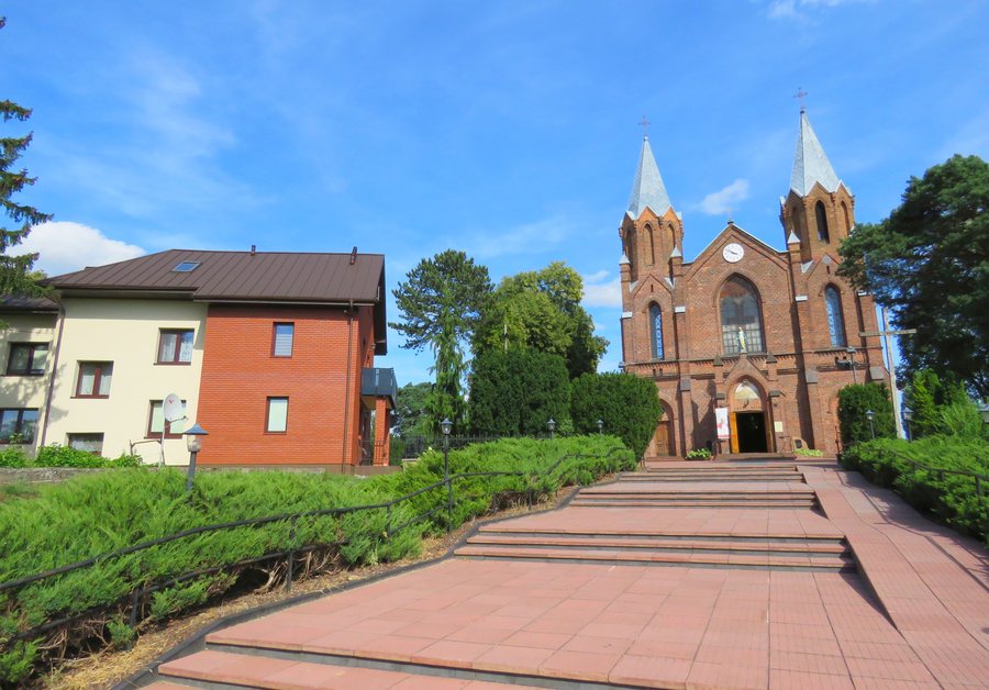 File:LEONCIN. Kościół p.w. Św. Małgorzaty D.M.jpg