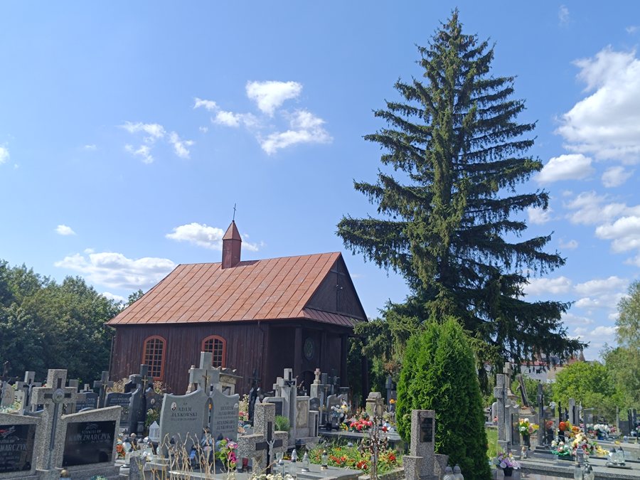 File:Kaplica cmentarna w Osiecku — 1.jpg