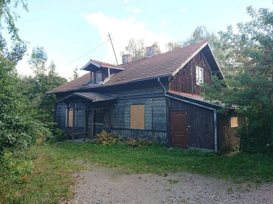 File:Poniatówka - budynek przy szkole w Chyliczkach.jpg