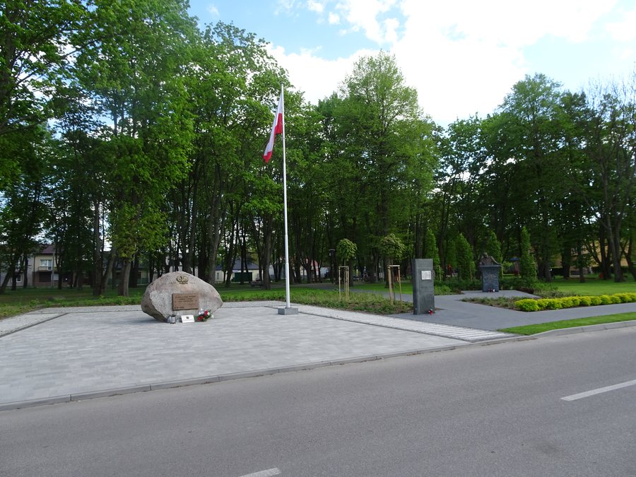 File:Okuniew, park Olszewskiego.jpg