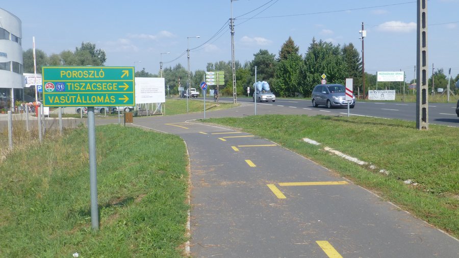 File:Tiszafüred Tiszamenti kerékpárút (EuroVelo-11) útjelzőtábla 2018-09-08.JPG
